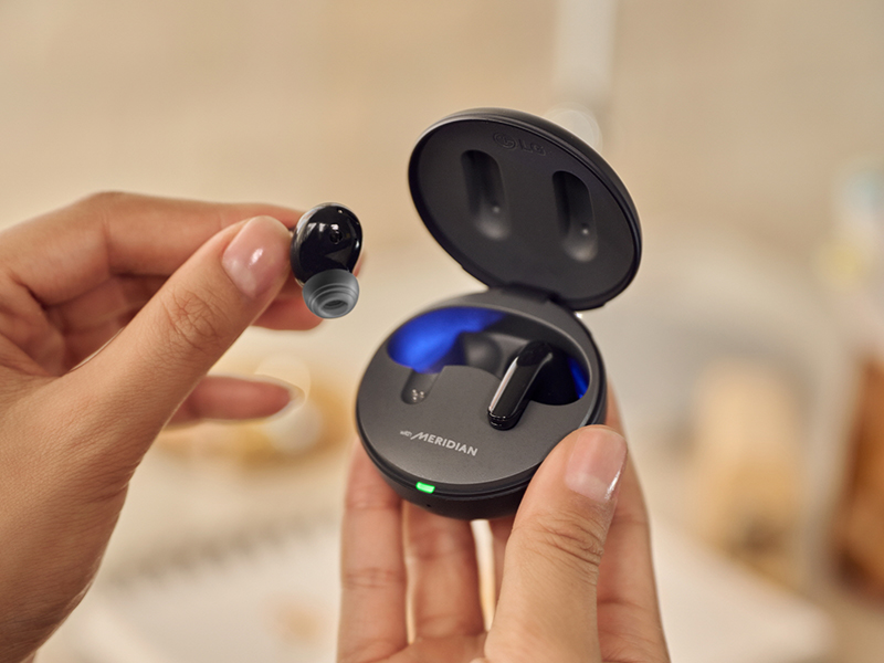اختبروا جودة الصوت الفائقة مع مكبر صوت LG XBOOM 360 وسماعات LG Tone Free Earbuds